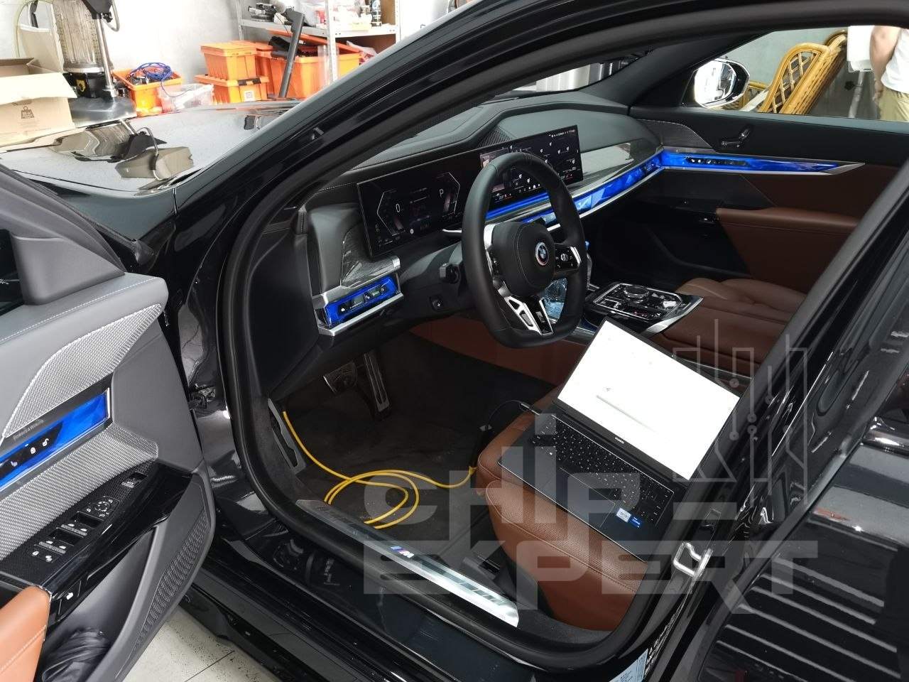 BMW 740d xDrive G70 2023, панель приборов Панель приборов BMW 740d xDrive G70 2023 во время диагностики