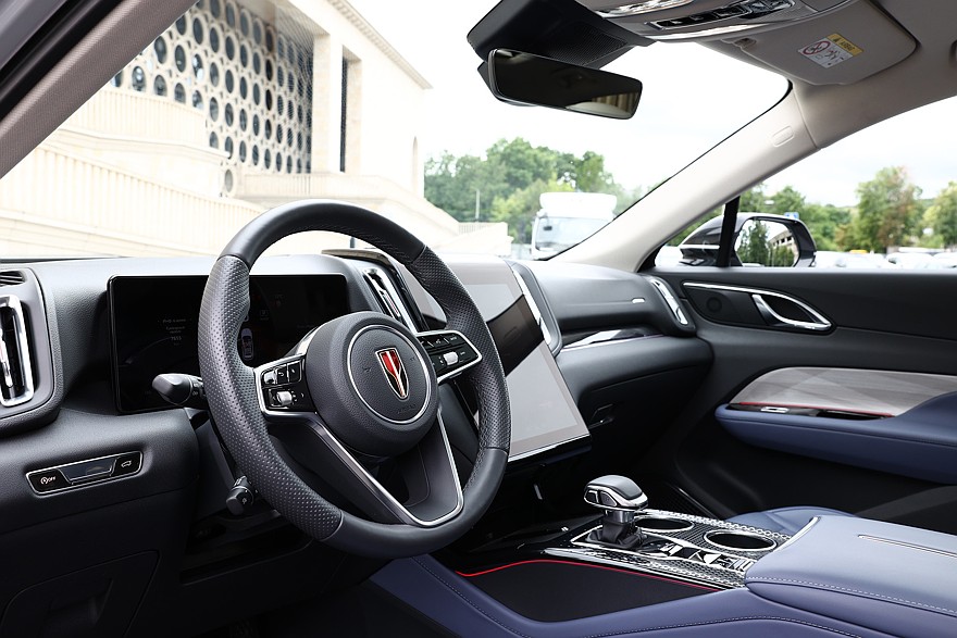 Интерьер Hongqi HS3 — центральная консоль