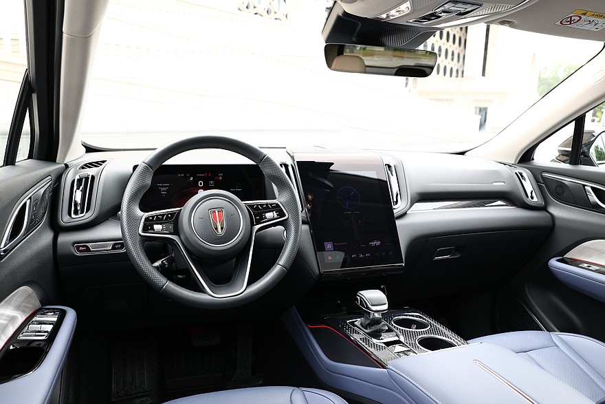 Интерьер Hongqi HS3 — передняя панель