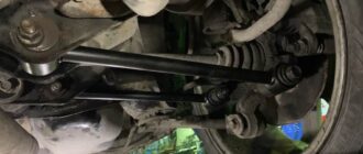 Toyota стучит на неровностях